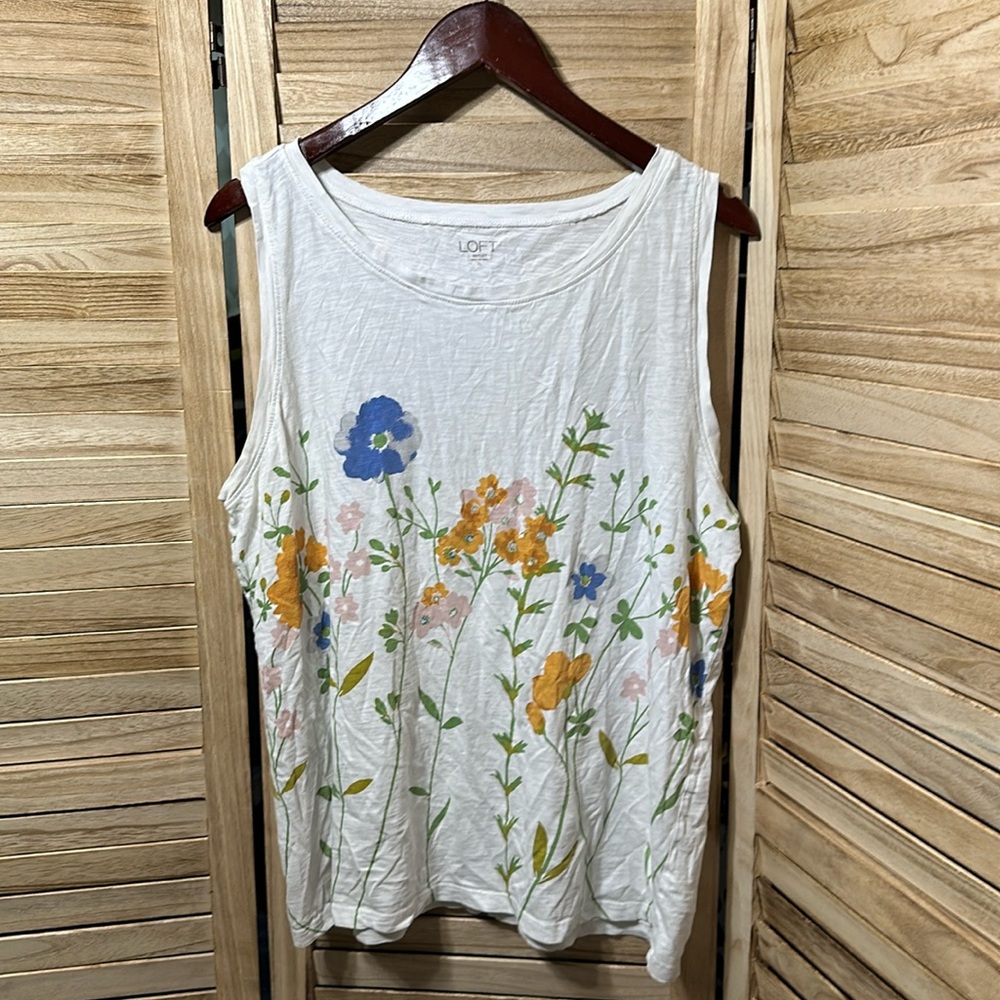 Loft outlet tank. White with flowers